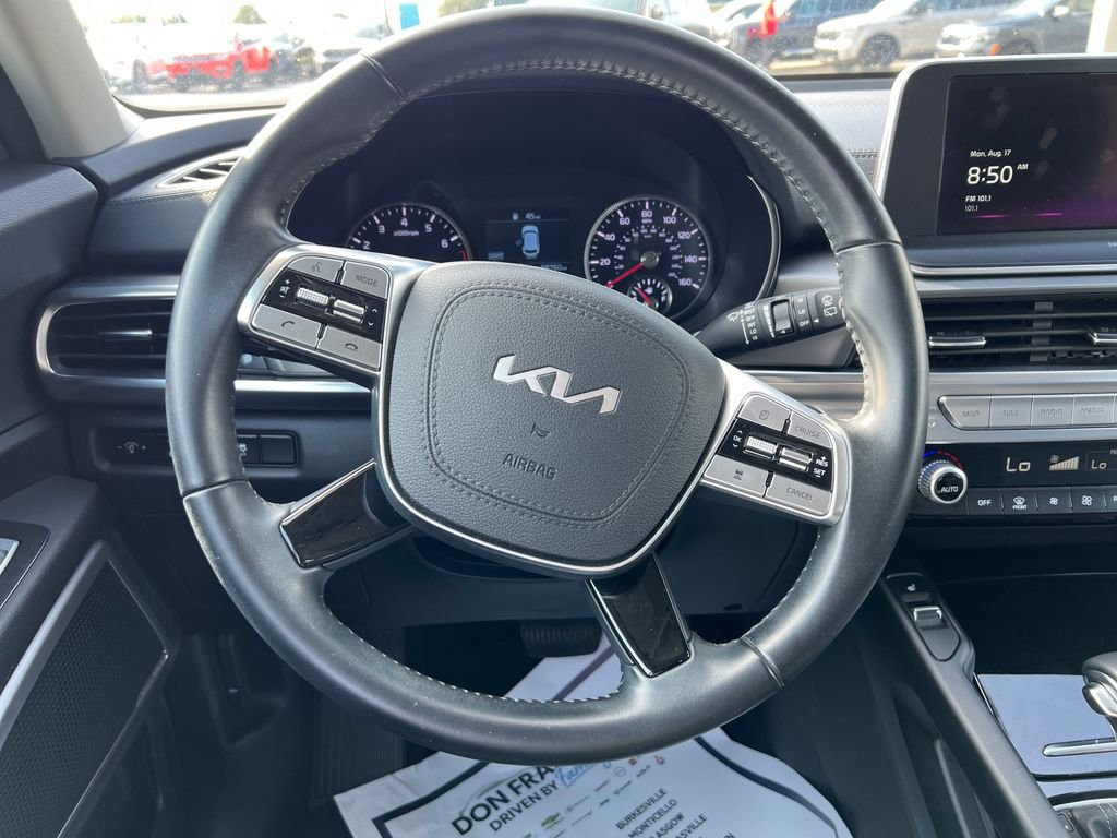 Used 2022 Black Kia S image 17