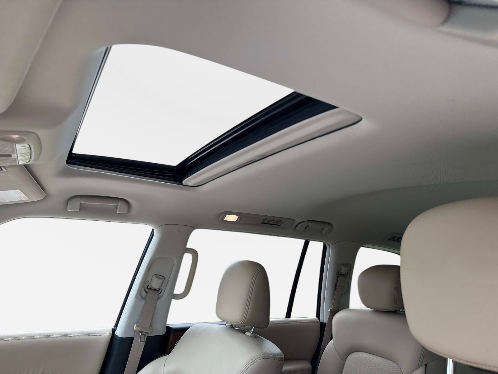 Used 2022 Aspen White TriCoat Pearl Nissan SL image 19