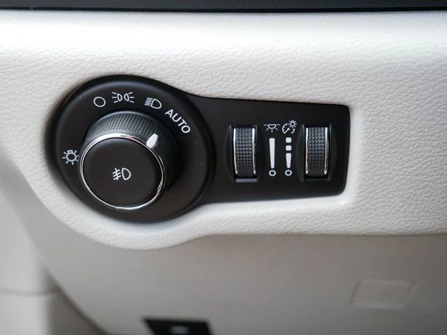 Used 2017 Silver Chrysler Premium image 27