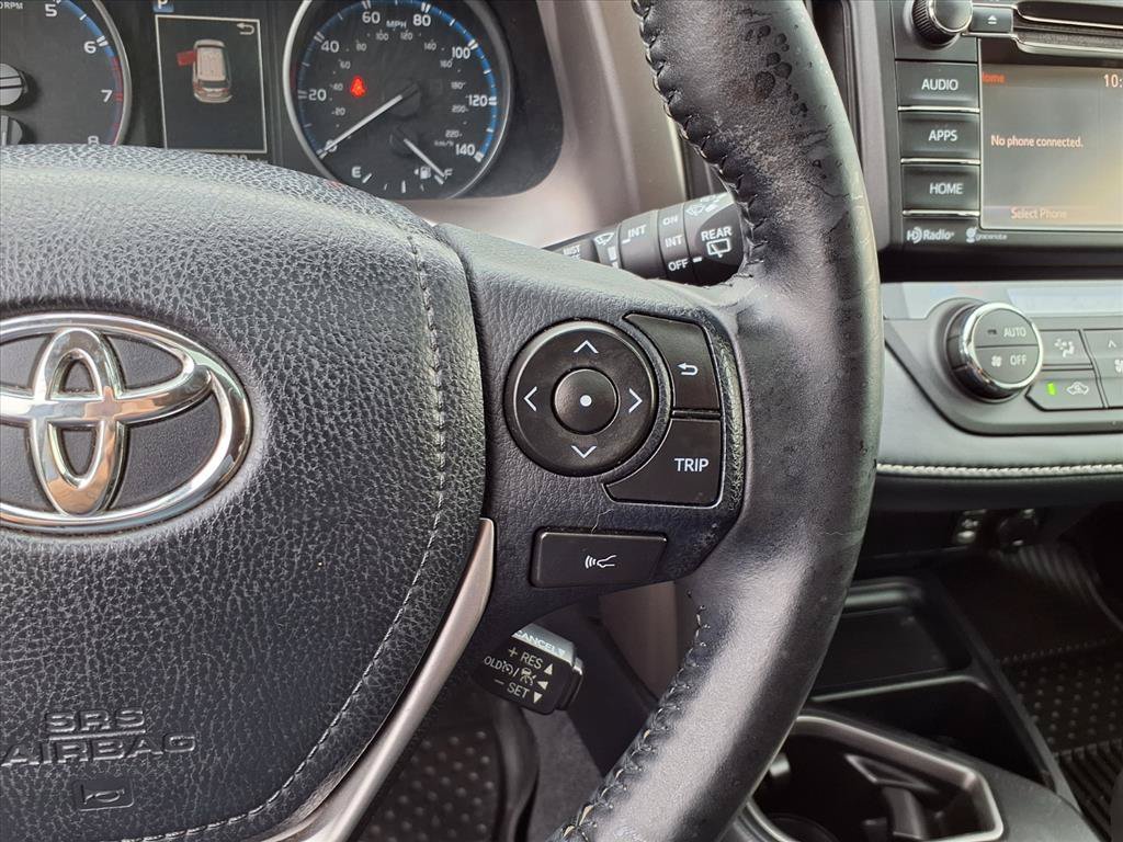 Used 2018 White Toyota XLE image 17