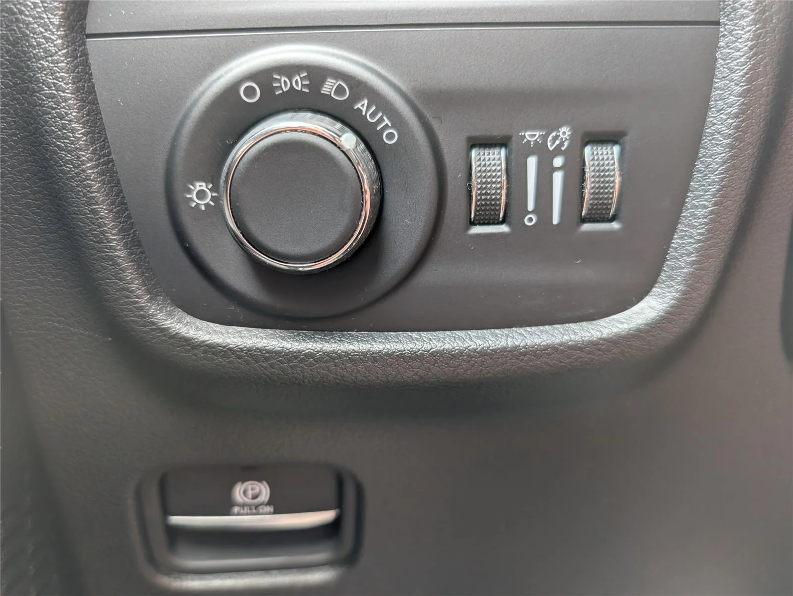 Used 2024 Diamond Black Crystal Pearlcoat Jeep Laredo image 25