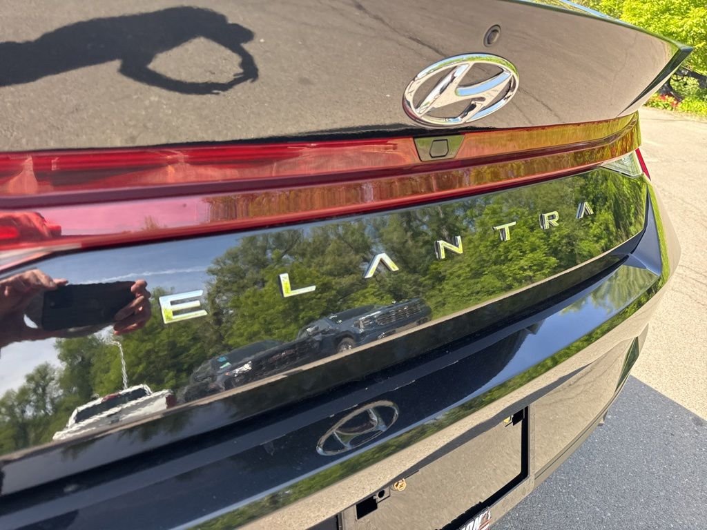 Used 2023 Black Hyundai SEL image 16