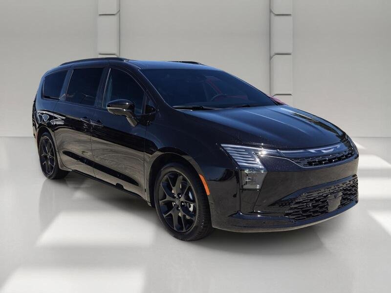 New 2027 Diamond Black Crystal Pearl-Coat Exterior Paint Chrysler LIMITED FWD image 7