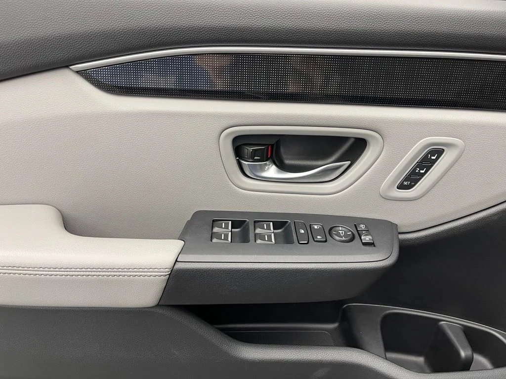 Used 2025 Lunar Silver Metallic Honda Elite image 18