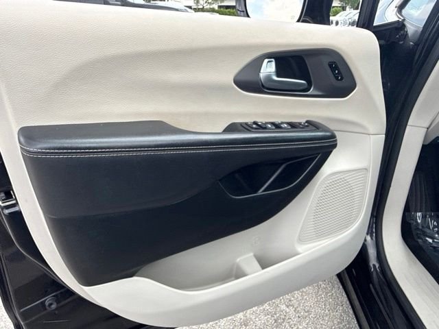 Used 2024 Black Chrysler Touring L image 29