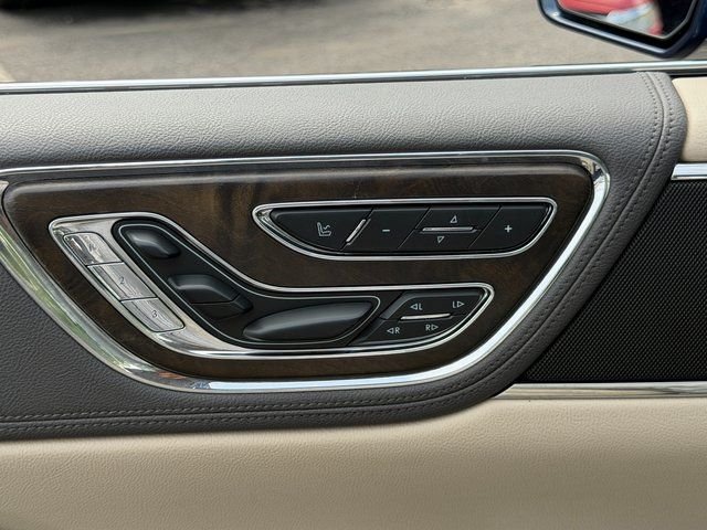 Used 2017 Black Lincoln Reserve image 26