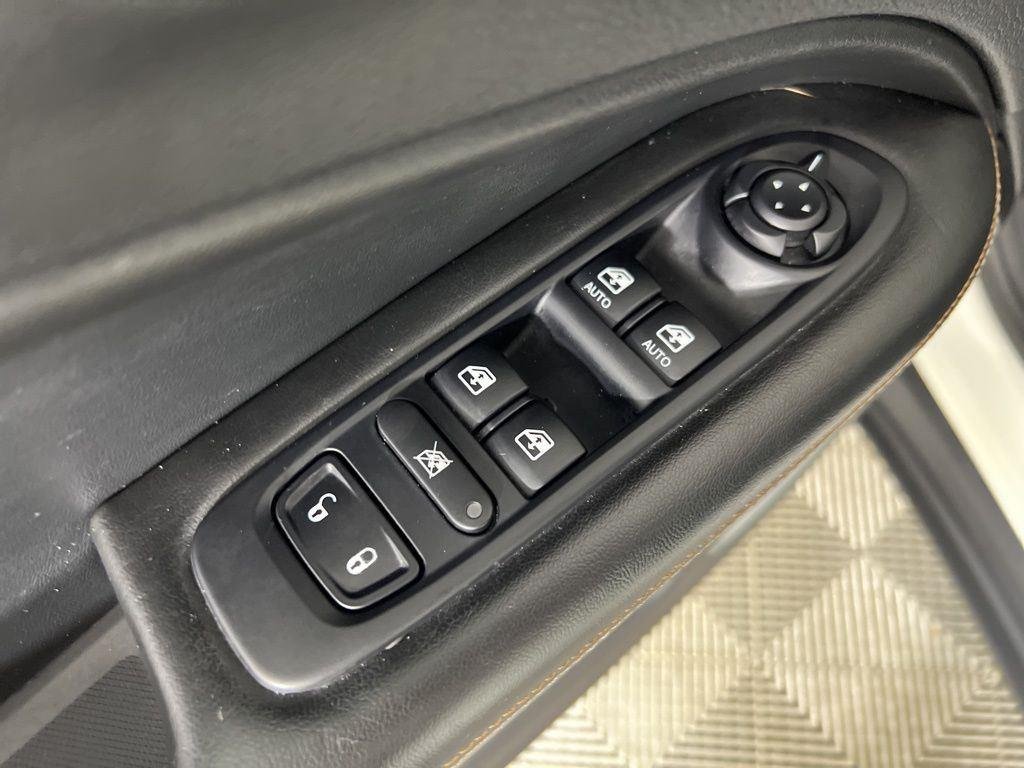Used 2019 White Clearcoat Jeep Latitude image 13