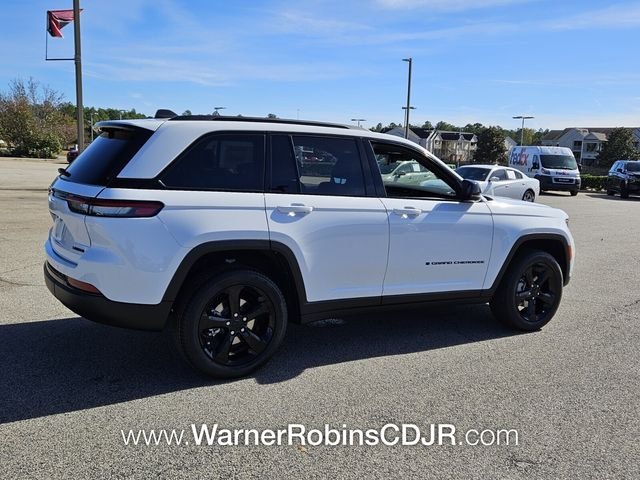 New 2025 Bright White Clear-Coat Exterior Paint Jeep Limited image 14