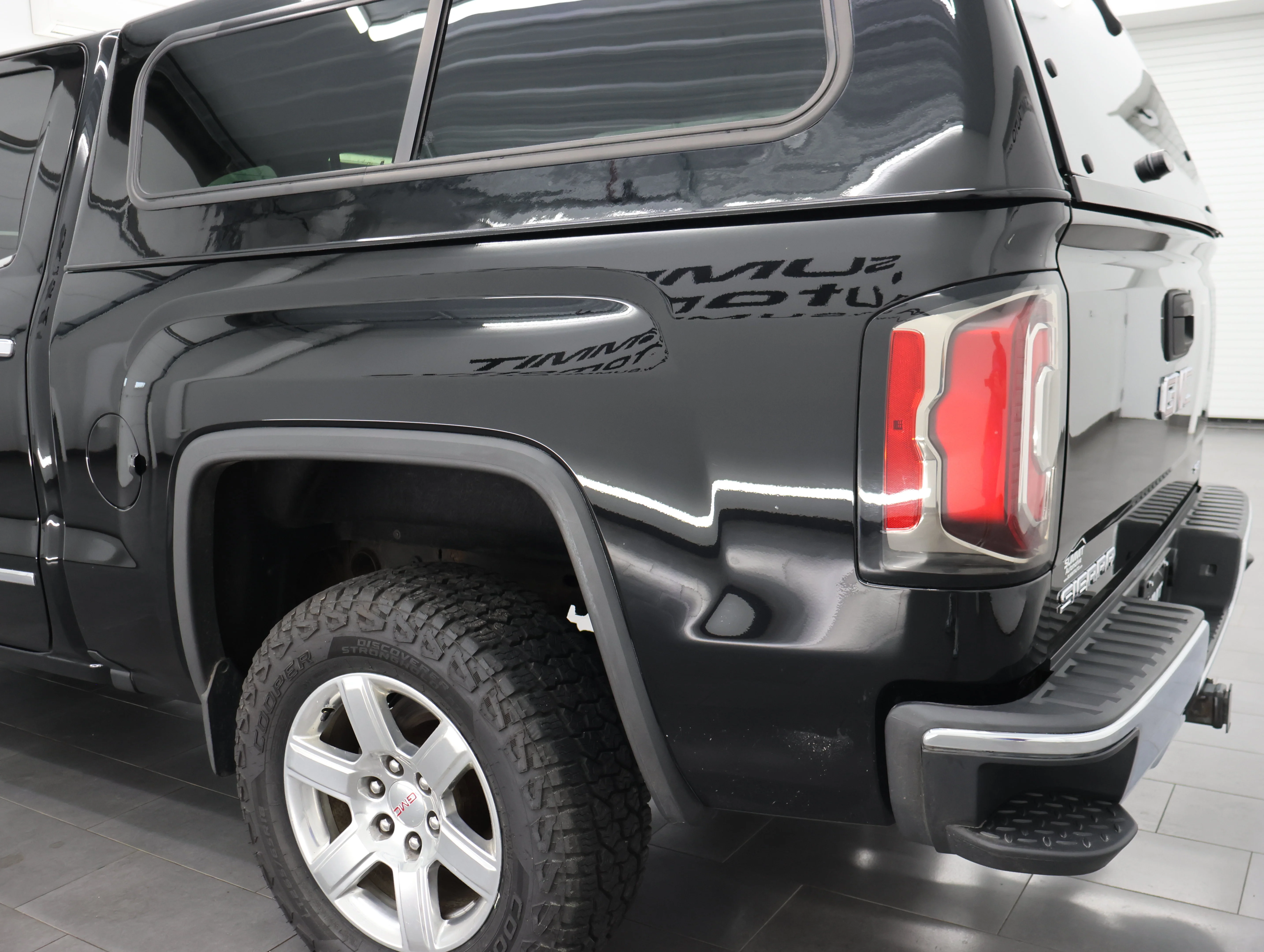 Used 2017 Onyx Black GMC SLT image 28