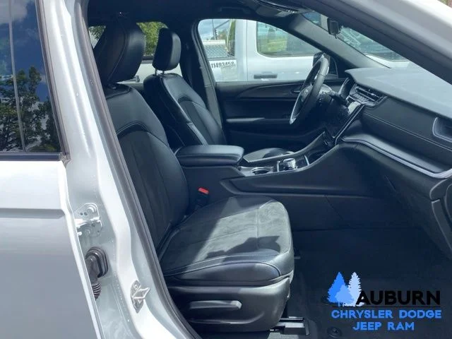 Used 2025 White Jeep Altitude image 16