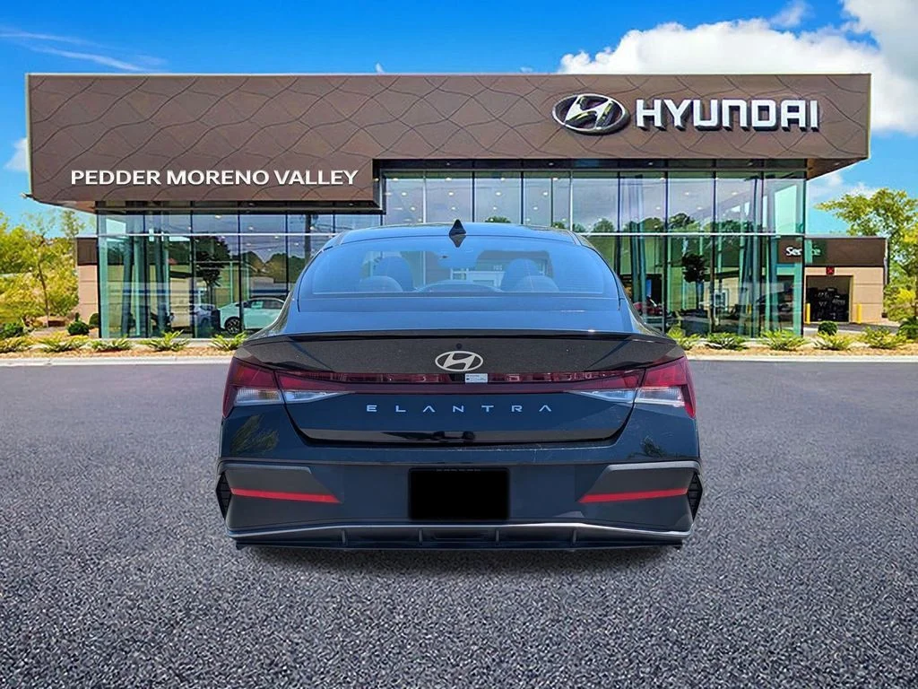 Used 2025 Black Hyundai SEL Sport image 4