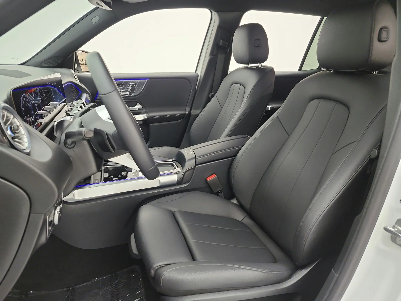 Used 2025 Polar White Mercedes-Benz GLB 250 SUV image 13