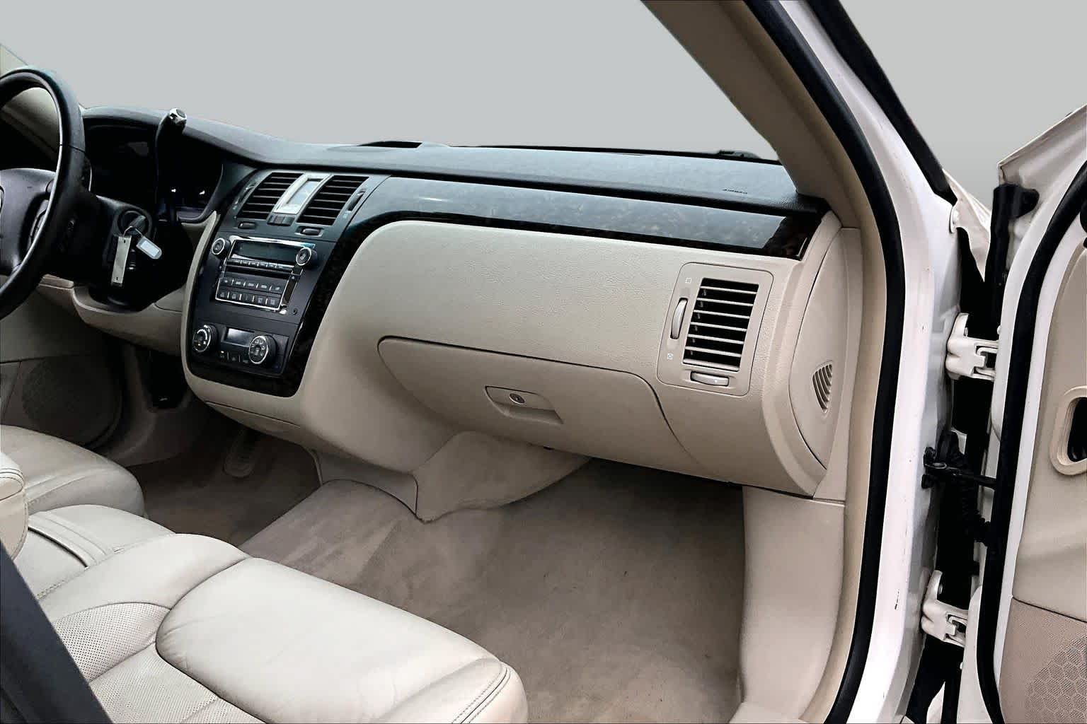 Used 2010 White Diamond Tricoat Cadillac w/1SC image 18