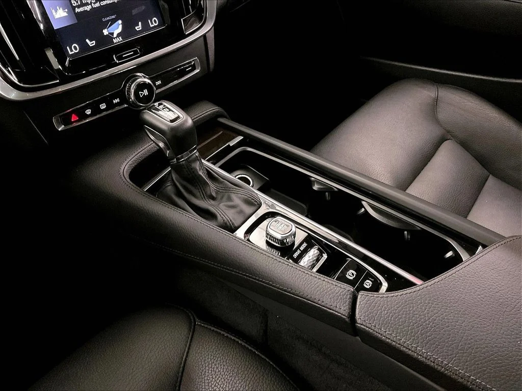 Used 2019 Gray Volvo T6 Momentum image 19