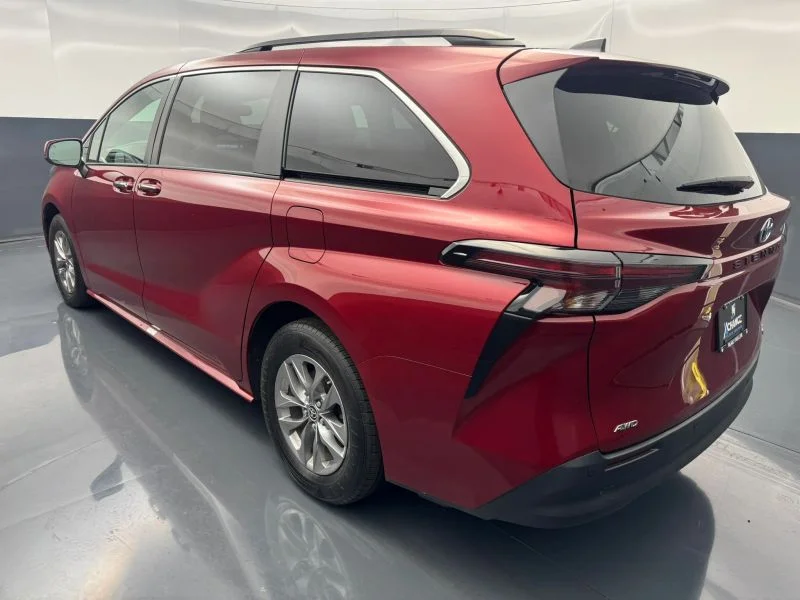 Used 2023  Toyota XLE Minivan 4D image 5