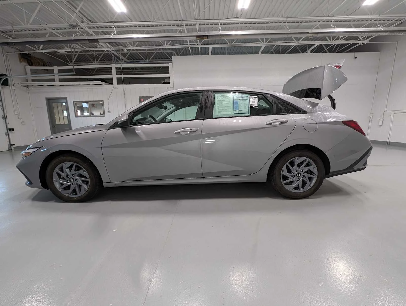 Used 2025 Fluid Metal Hyundai Blue image 11