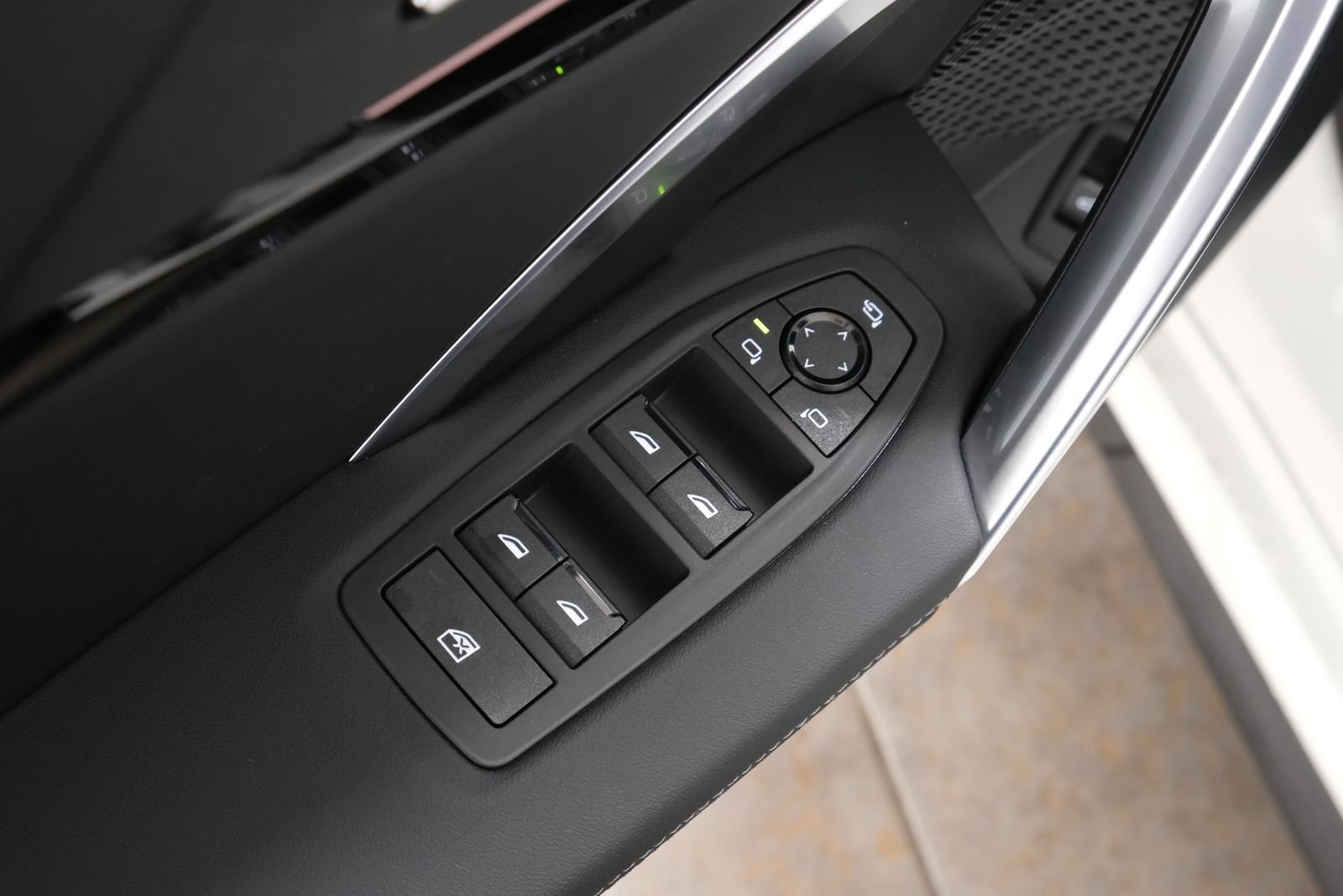 New 2027 Alpine White BMW xDrive28i image 26
