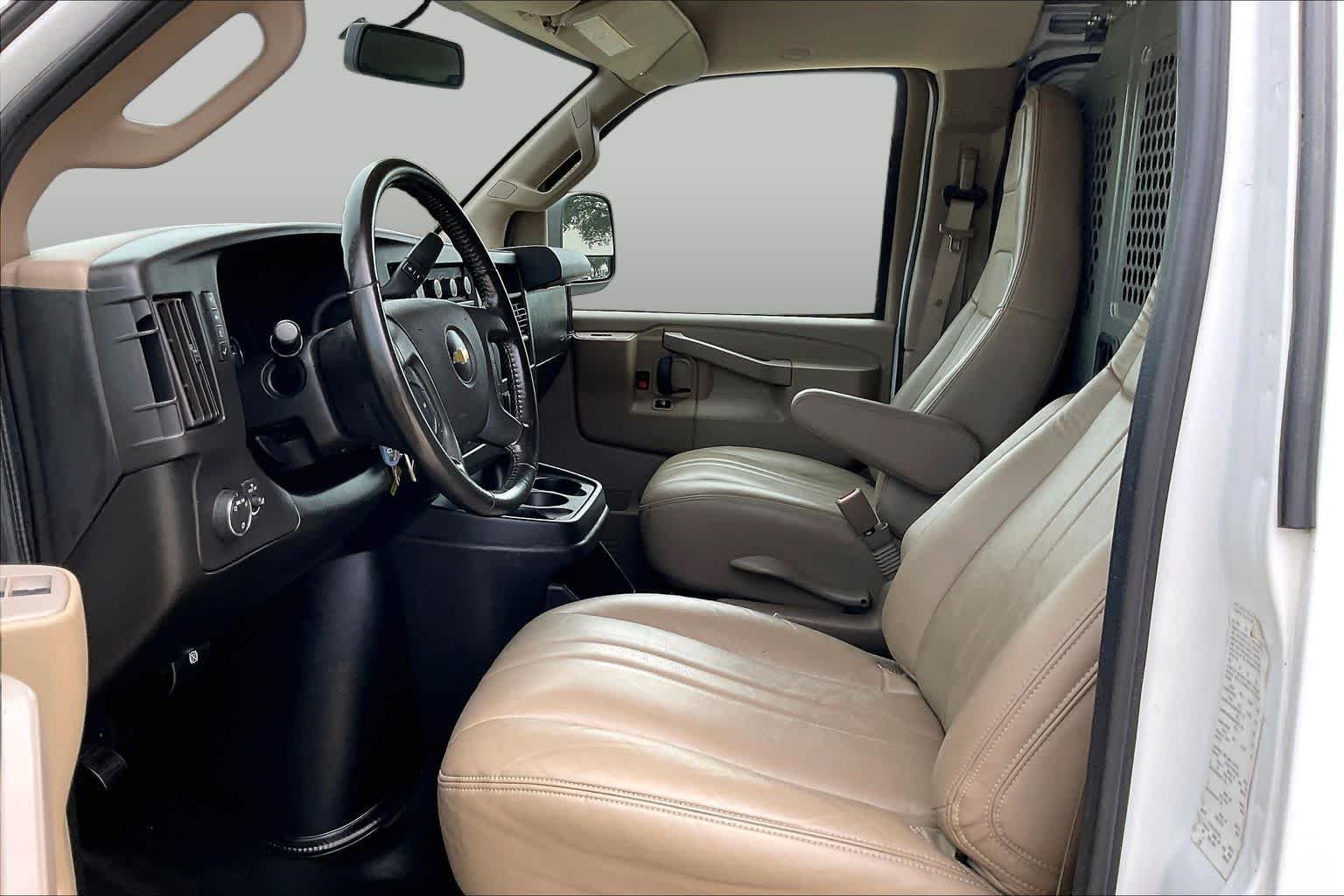 Used 2021 Summit White Chevrolet  image 7