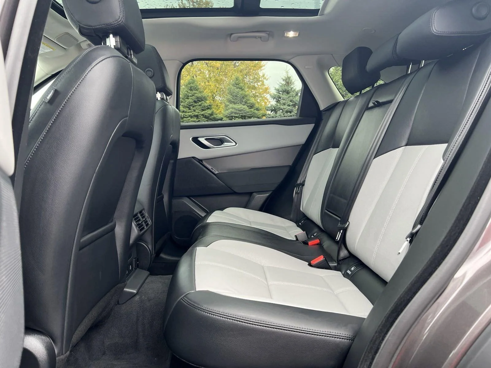New 2025 Charente Grey Premium Metallic Land Rover Dynamic SE image 27