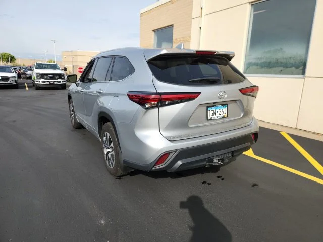 Certified Used 2022 Silver Toyota XLE image 4