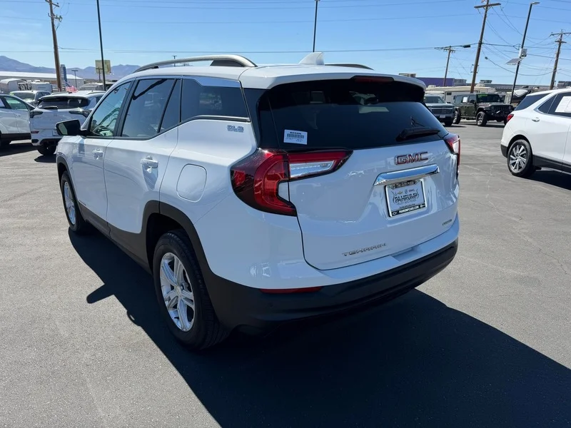 Used 2023 SUMMIT WHITE GMC SLE image 5