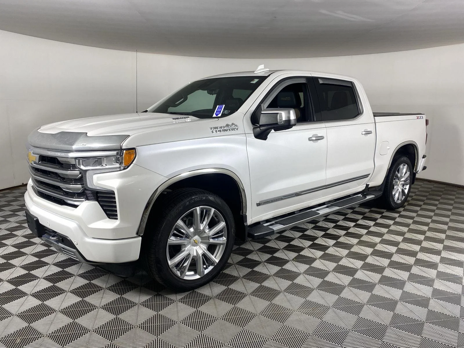 Used 2023 Iridescent Pearl Tricoat Chevrolet High Country image 3