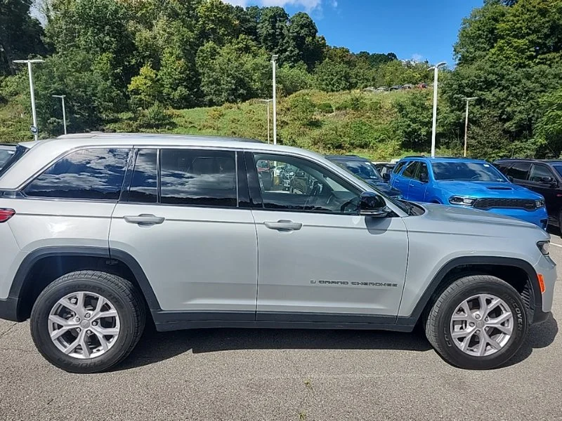 Used 2022 Silver Jeep Limited image 5