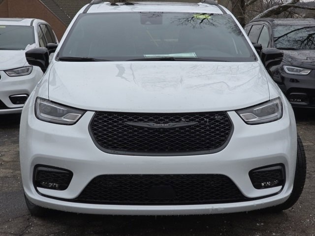 New 2026 Bright White Clear-Coat Exterior Paint Chrysler Limited image 3