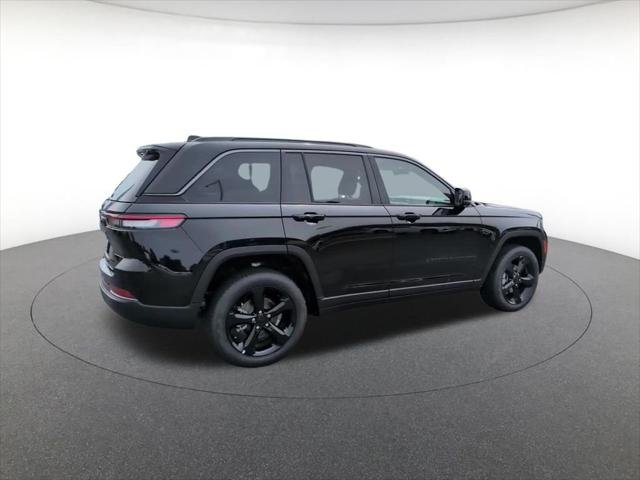 New 2026 Diamond Black Crystal Pearlcoat Jeep Limited image 5