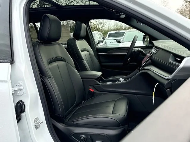 New 2025 Bright White Clear-Coat Exterior Paint Jeep Limited image 29