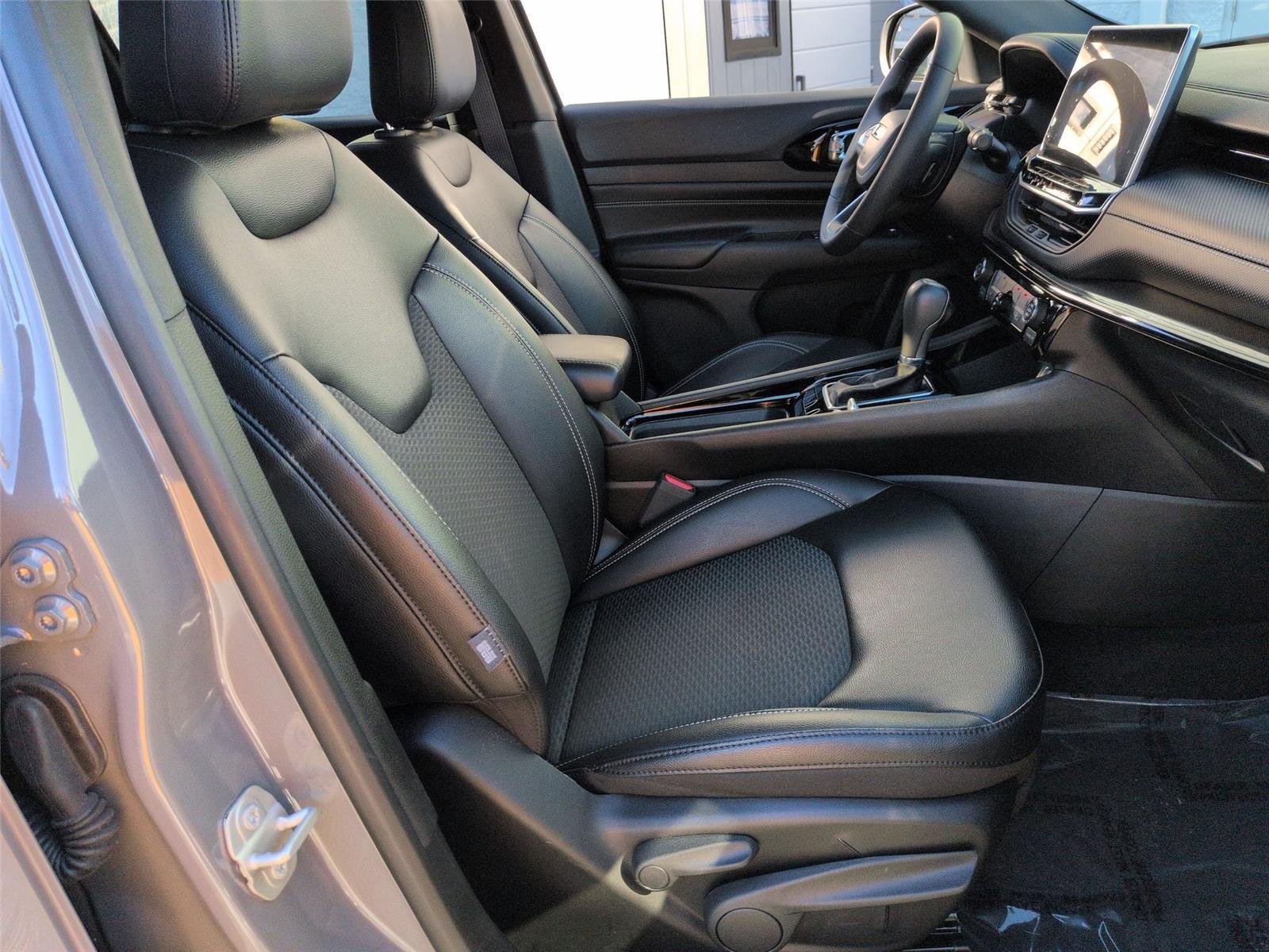 Used 2024 Baltic Gray Metallic Clearcoat Jeep Latitude image 35
