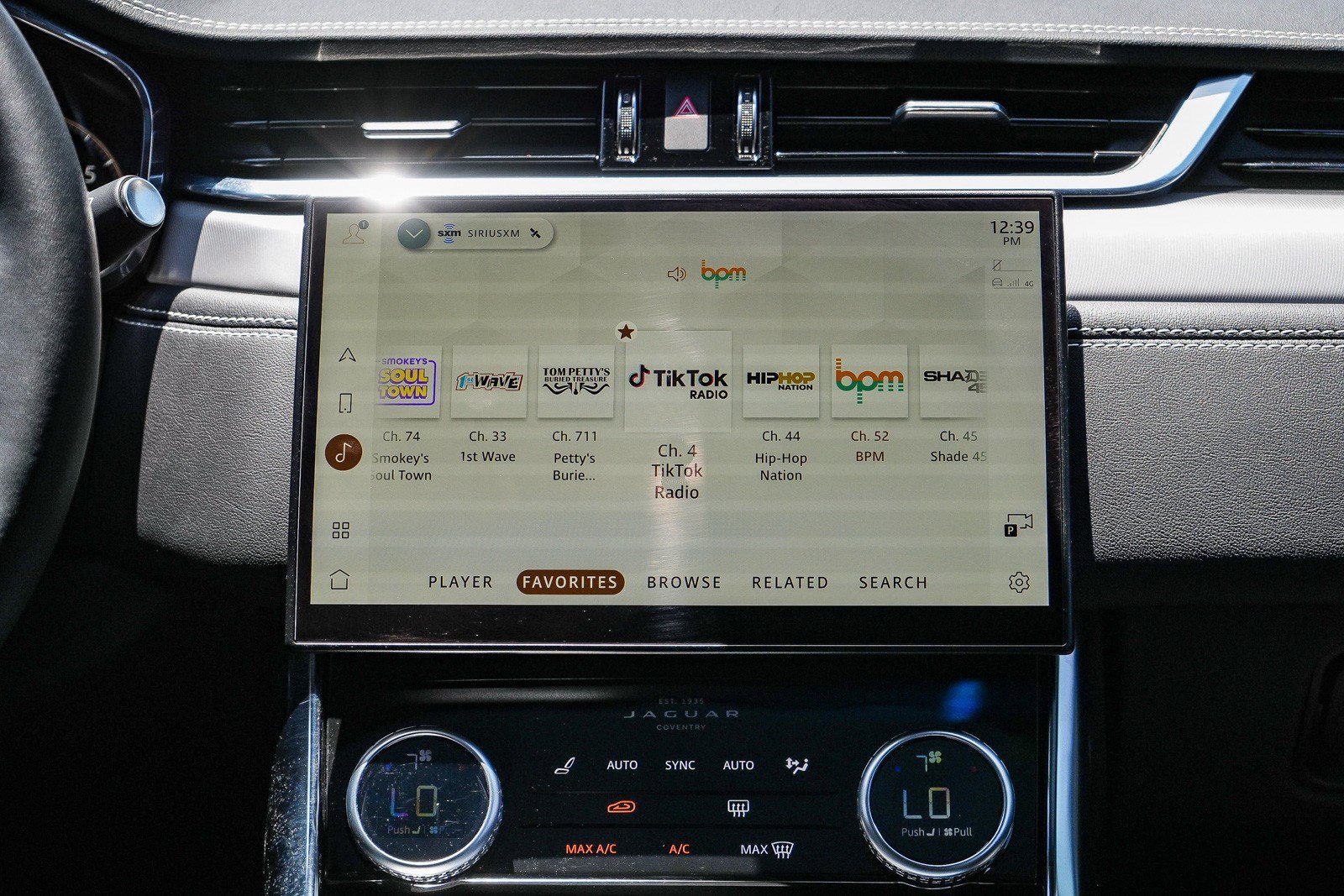 Used 2024 Carpathian Gray Premium Metallic Jaguar R-Dynamic SE image 13
