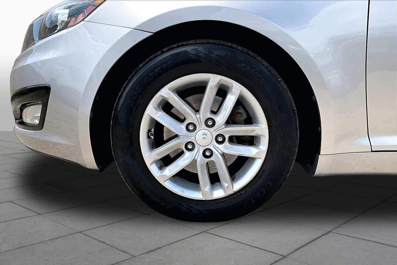 Used 2012 Satin Metal Kia LX image 11