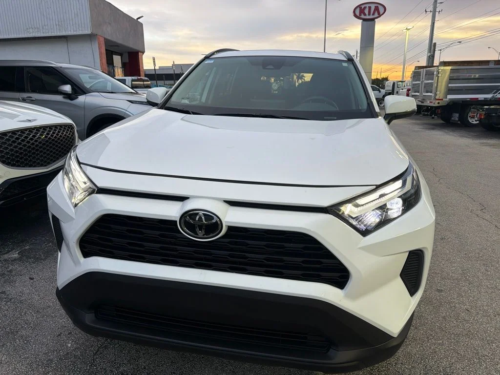 Used 2025 Ice Toyota XLE image 3