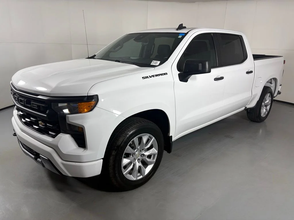 Used 2023 White Chevrolet Custom image 4