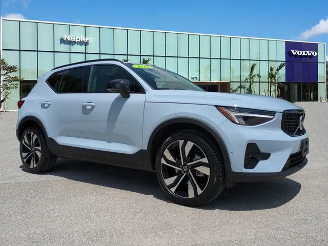 2024 Volvo XC40 B5 Plus Dark Theme