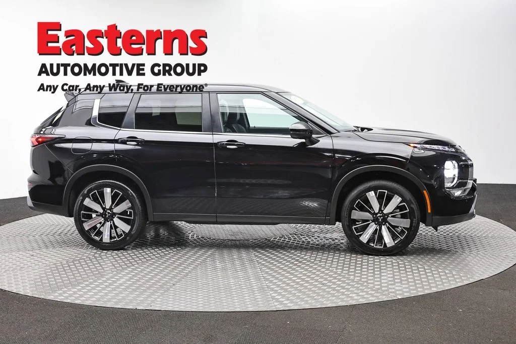 Used 2025 Black Mitsubishi SE image 4
