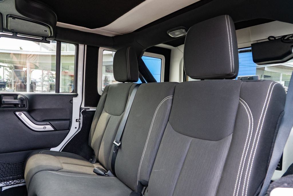 Used 2016 Bright White Clearcoat Jeep Unlimited Rubicon image 25