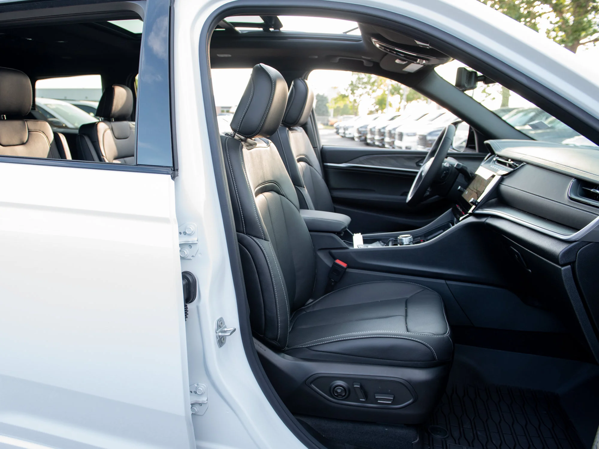 New 2026 White Jeep Limited Reserve* image 29