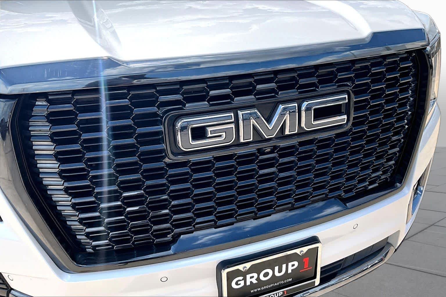 Used 2023 White Frost Tricoat GMC Denali Ultimate image 30