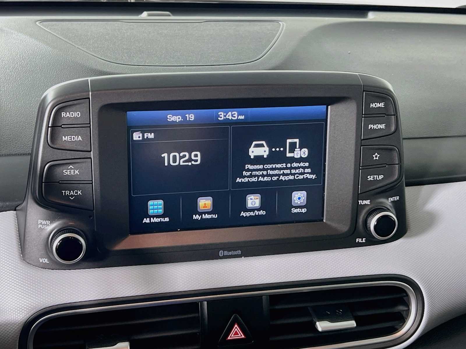 Used 2020 Ultra Black Hyundai SE image 13