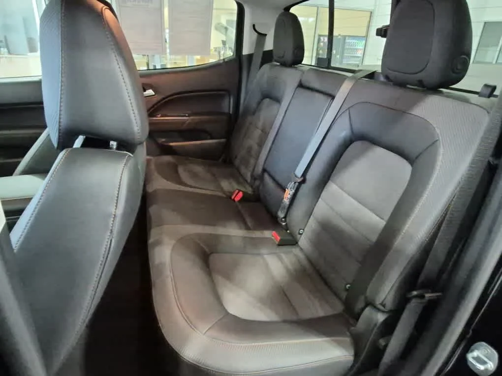 Used 2022 Onyx Black GMC 4WD AT4 w/Cloth image 7