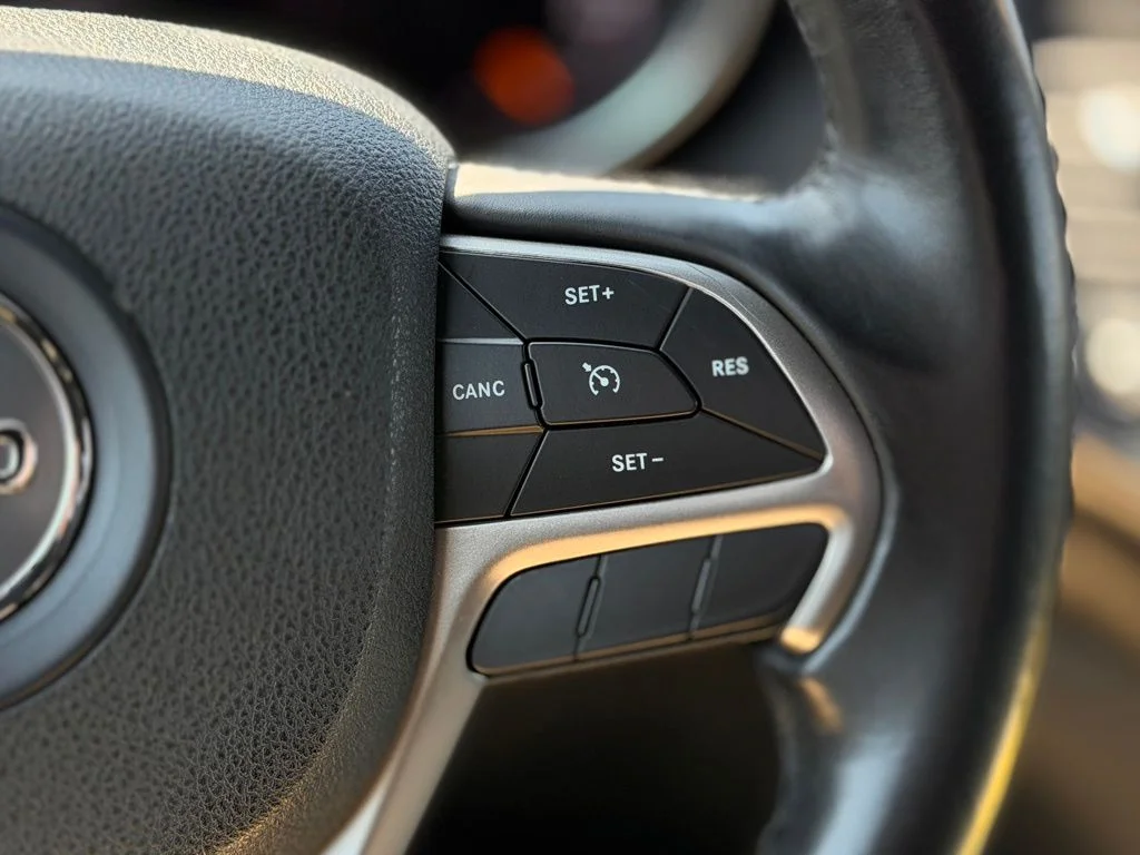 Used 2018 Silver Jeep Laredo E image 8