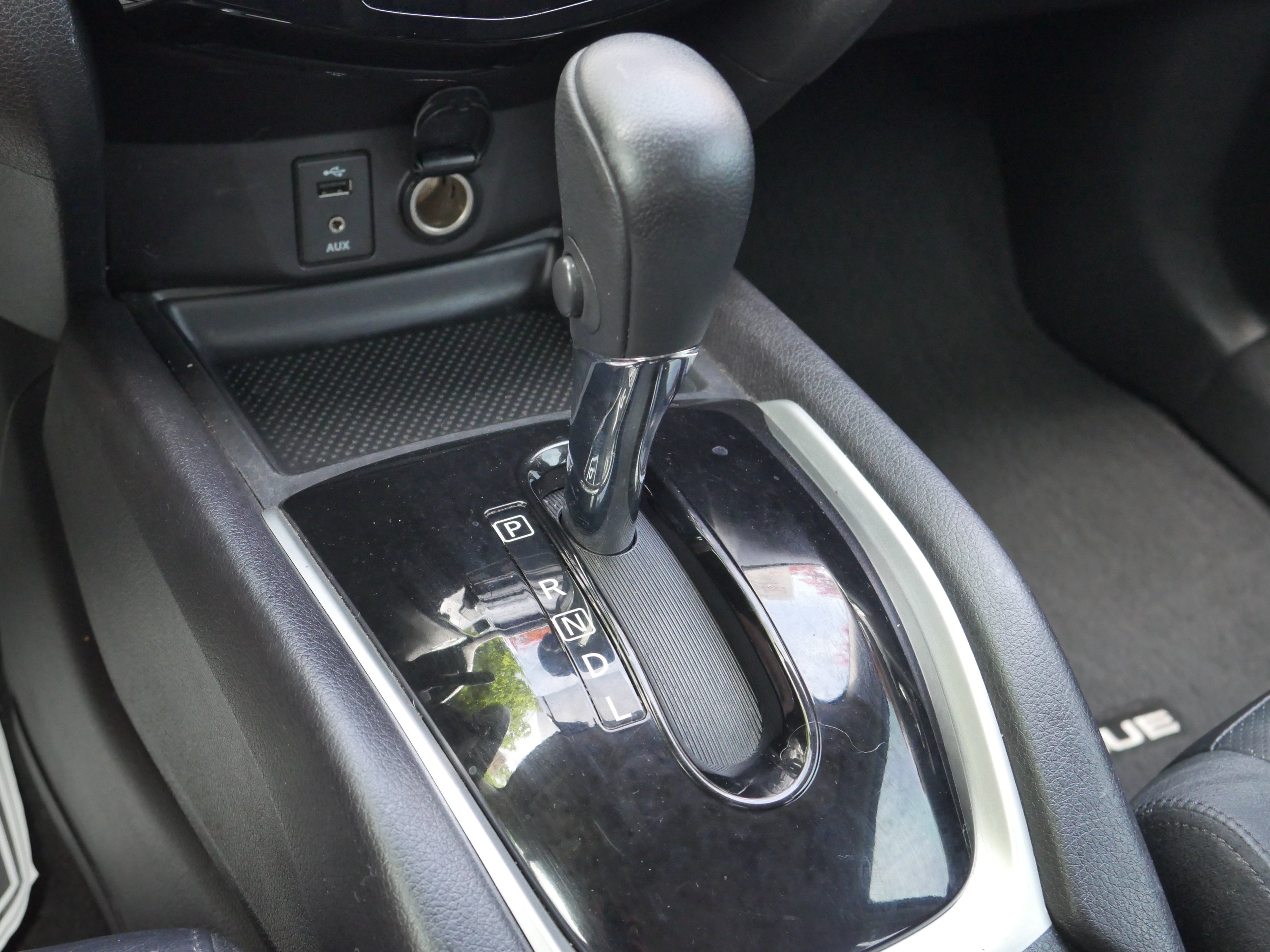 Used 2015 Gun Metallic Nissan SL image 13