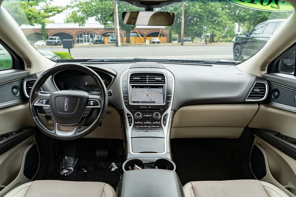 Used 2019 Red Lincoln Reserve image 9