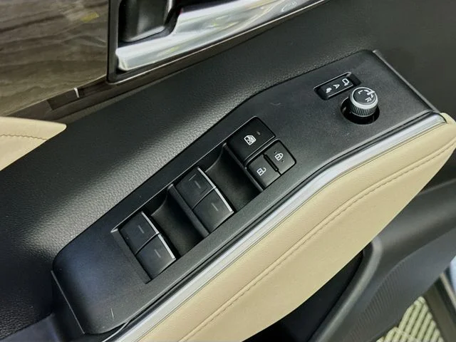 Used 2023  Toyota Limited image 18