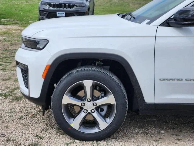 New 2026 Bright White Clear-Coat Exterior Paint Jeep Limited image 6