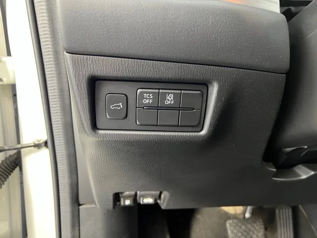 Used 2018 White Mazda Touring image 19