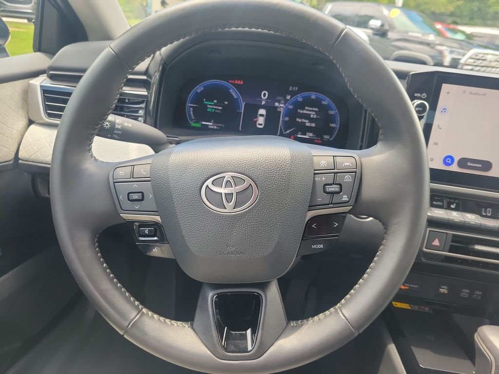 Certified Used 2025  Toyota XLE image 17