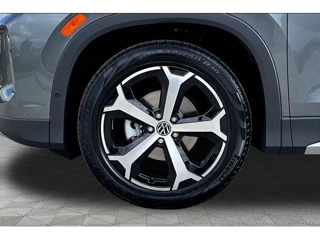 New 2026 Platinum Gray Metallic Volkswagen 2.0T SE image 33